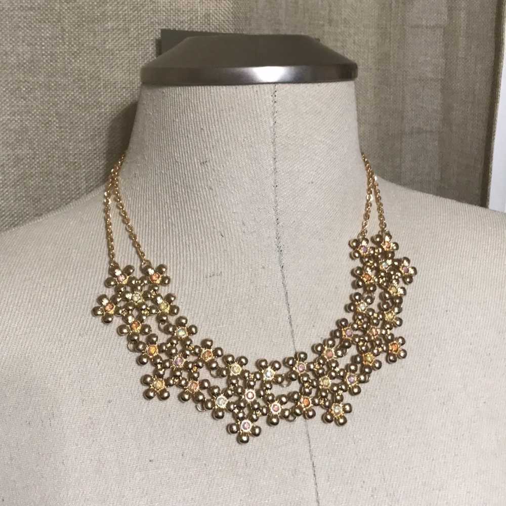 New gold flower detailed necklace